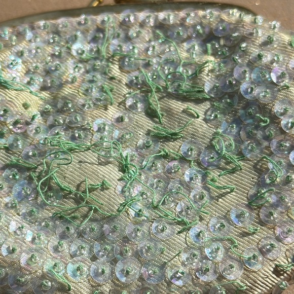 Vintage hand mint greet beaded gold kisslock change purse with green lining - Picture 3 of 8